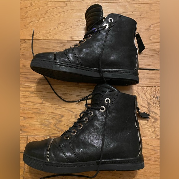 STUART Weitzman Lace-up Boots
ZIPIT lace up high top sneaker in black size 5.5 M - Picture 11 of 12